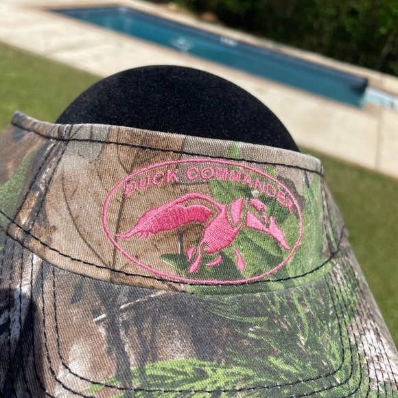 Duck commander pink embroidered visor. - Picture 3 of 5